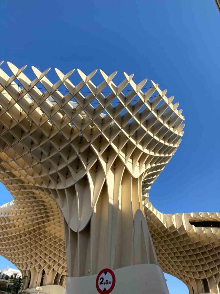 Estructura arquitectónica moderna impresionante